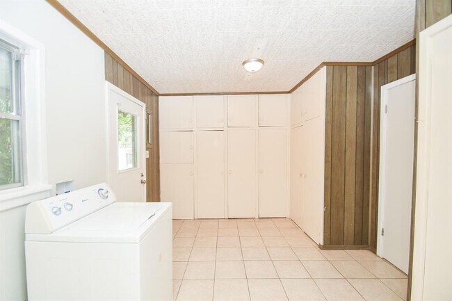 Building Photo - 1911 Wyndale St