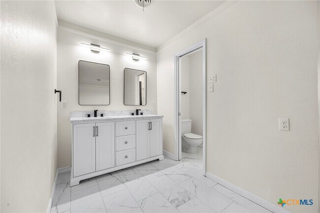 Building Photo - 3017 Oaklawn Dr