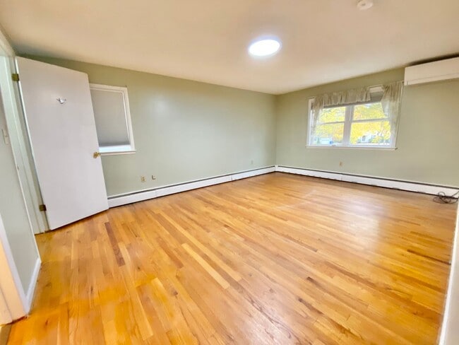 Building Photo - 4 Bedroom Home in Burlington VT Available 2/1/26!