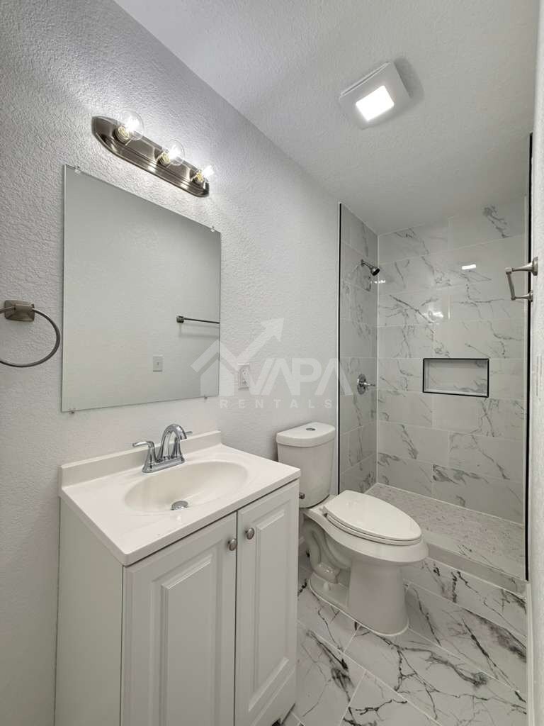 Building Photo - 242 Glamis Ave