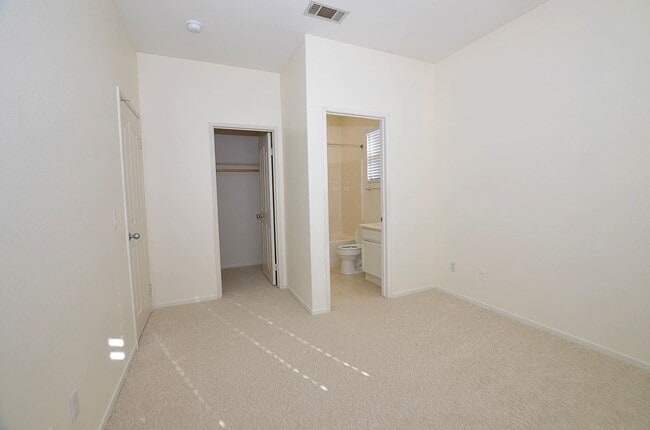 Building Photo - 4Br/3-1/2 bathroom Home