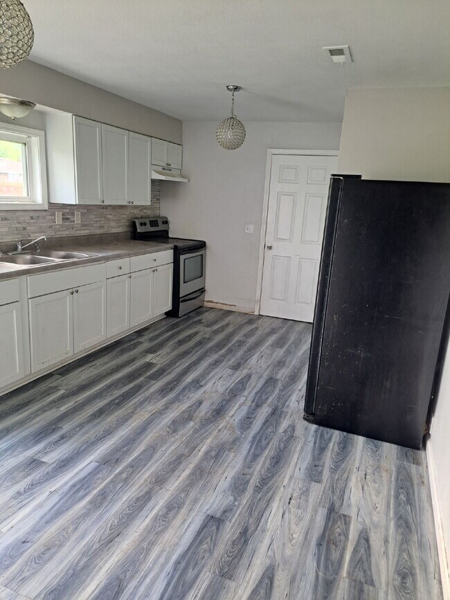Building Photo - "3-Bedroom Retreat in Cahokia Heights – Co...