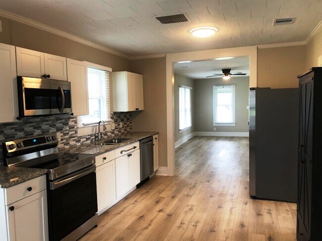 Building Photo - 3022 School St