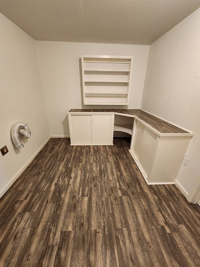 Building Photo - 3 bed 2 bath home, move in ready!