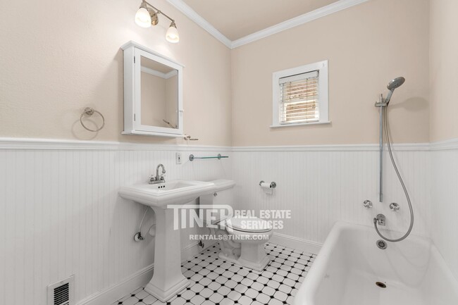 Building Photo - 842 42nd St