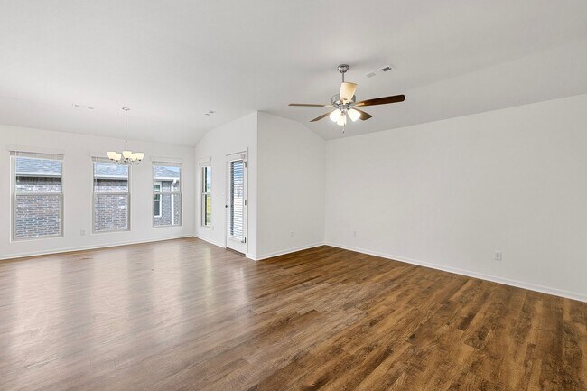 Building Photo - $1299 OFF RENT FOR THE FIRST 3 MONTHS!