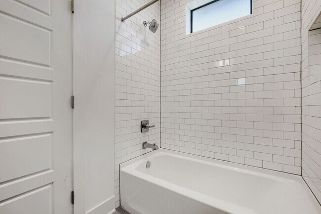 Building Photo - 1606 N Hackberry St