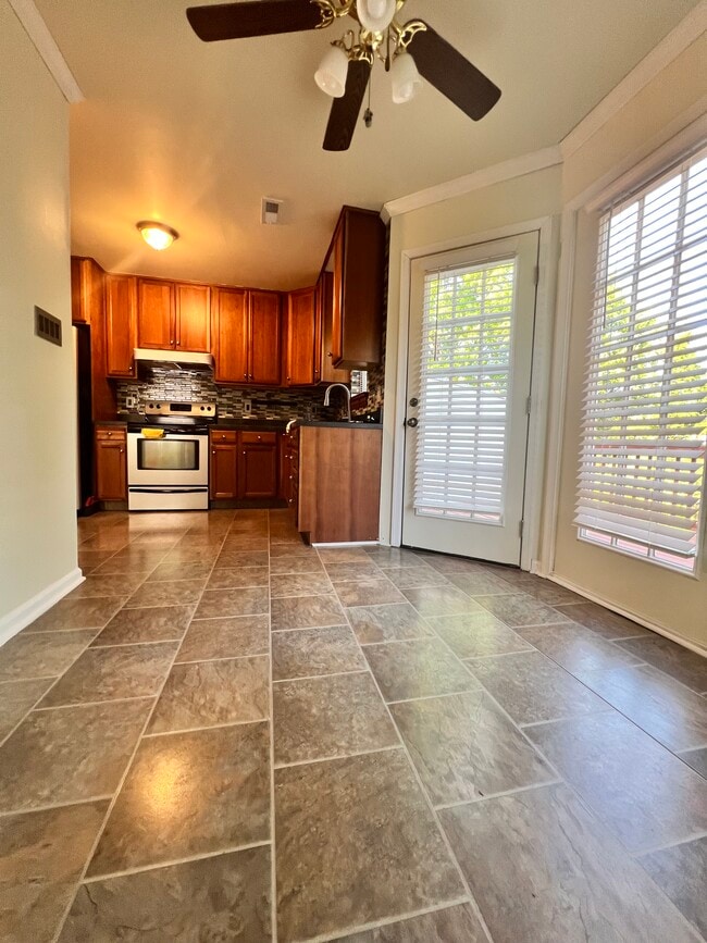 Building Photo - 4622 Briarwood Dr