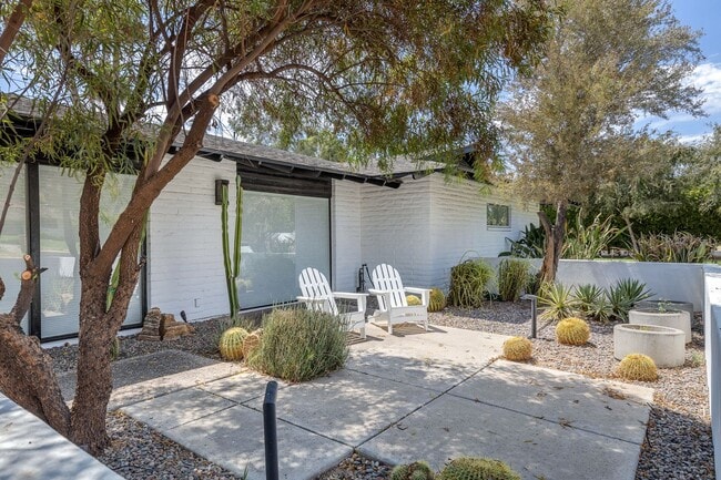 Building Photo - Mid-century modern home in Arcadia with pr...