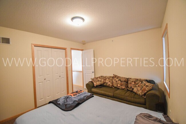 Building Photo - 2 Bedroom 2.5 Bathroom In West Des Moines with 2 car garage attached