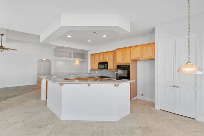Building Photo - 4 bed, 2.5 bath single-story home in the g...