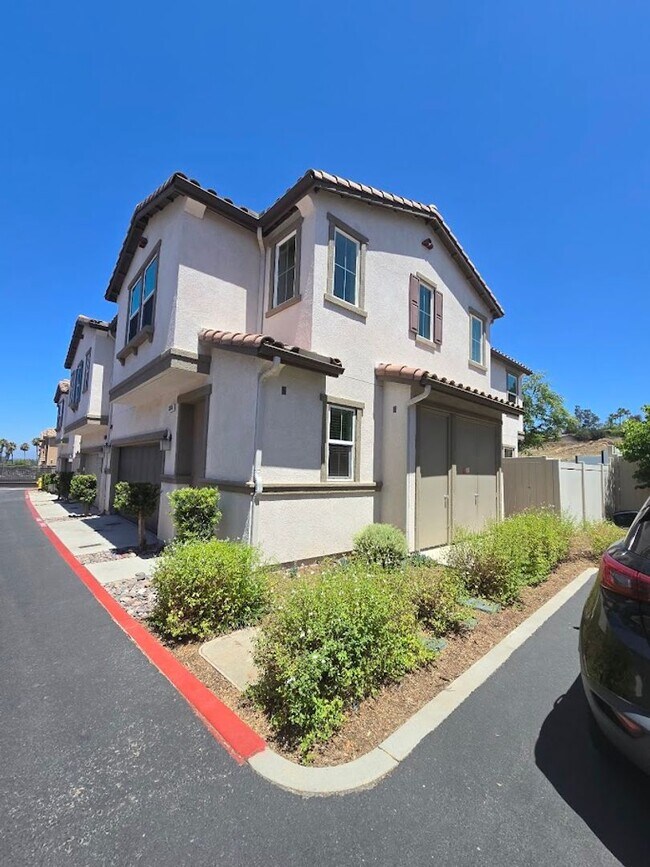 Building Photo - 3-Bedroom Home in Gated Community with Mod...