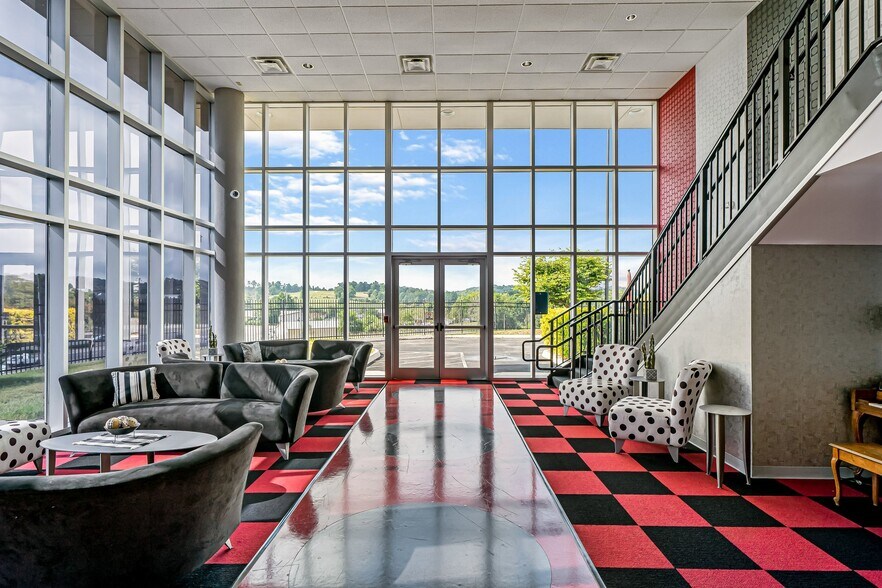 Building Photo - 120 Raceday Center Dr