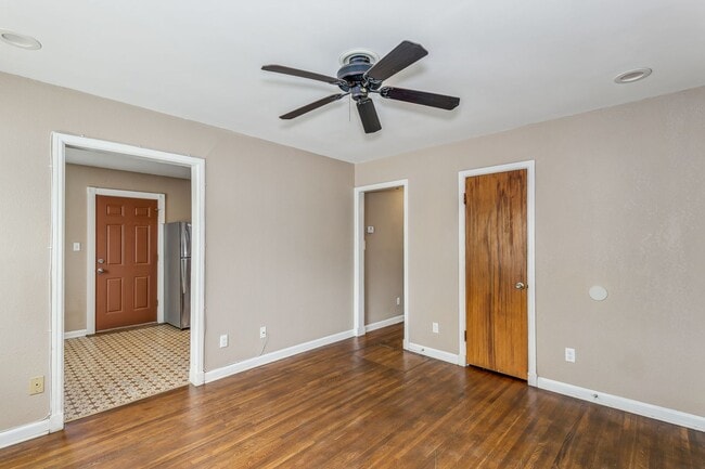 Building Photo - Updated 1 bed 1 bath duplex