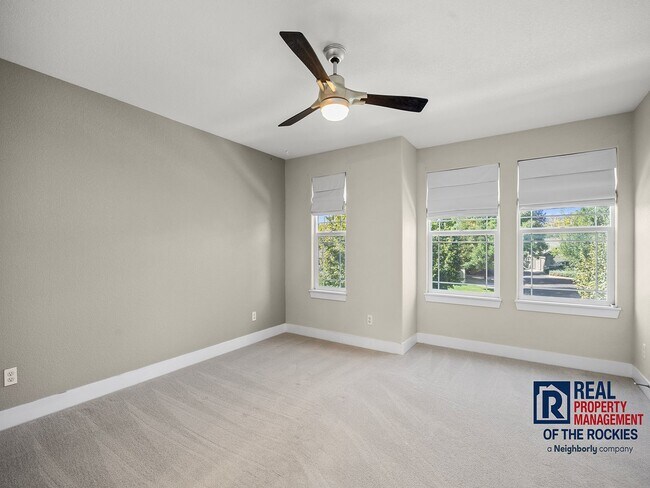 Building Photo - Beautiful 2 Bed 2.5 Bath Townhouse in West...