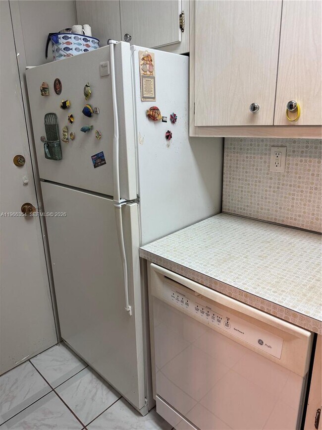 Building Photo - 2899 Collins Ave