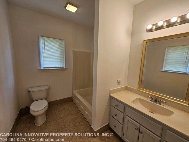 Building Photo - 610 N Pear St