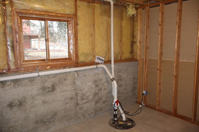 Building Photo - Spacious Home with Large pet friendly yard