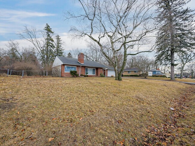 Building Photo - Welcome to this charming single-family ran...