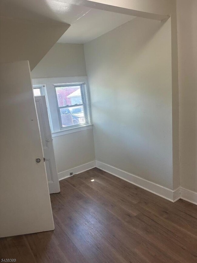 Building Photo - 452 Alden St