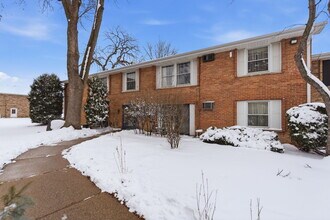 Building Photo - 1023 Smetana Rd