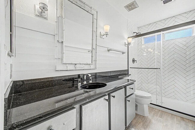 Building Photo - 1006 S Tiago Dr
