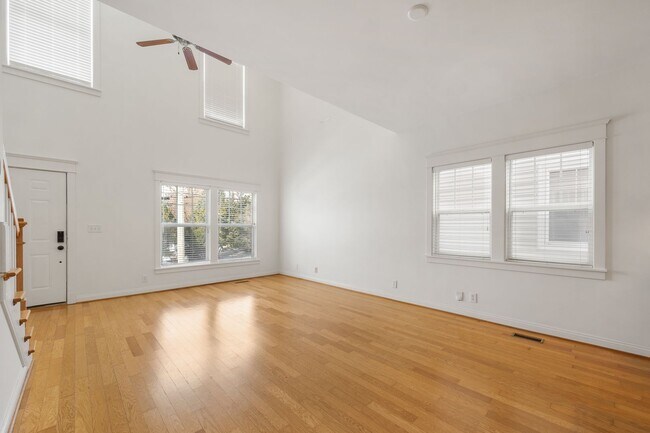 Building Photo - INSANE CLIFTON HOUSE W/FENCED IN YARD AND FINISHED BASEMENT