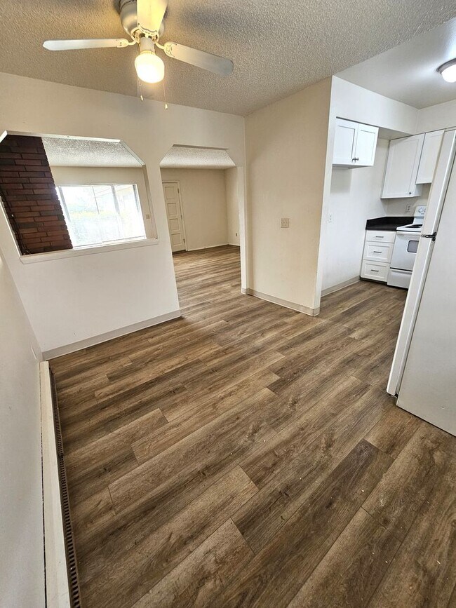 Building Photo - Updated 3 Bedroom, 1 Bath Apt in 4-Plex - ...