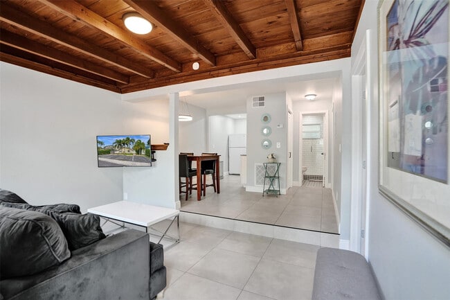 Building Photo - 901 SE 14th Ct