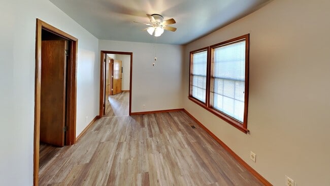 Building Photo - Welcome to this charming 3 bedroom, 1 bath...