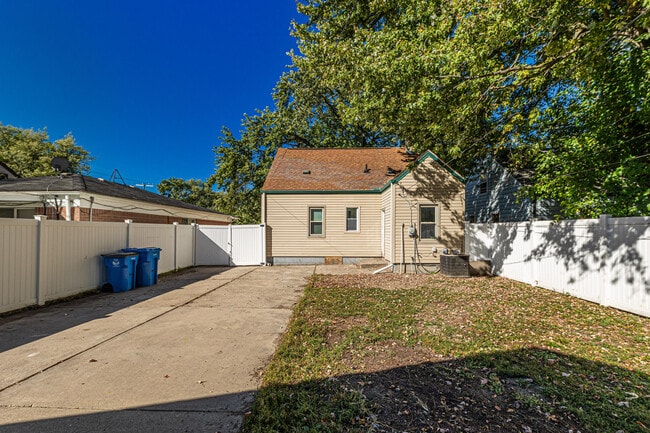 Building Photo - 4705 Jackson St