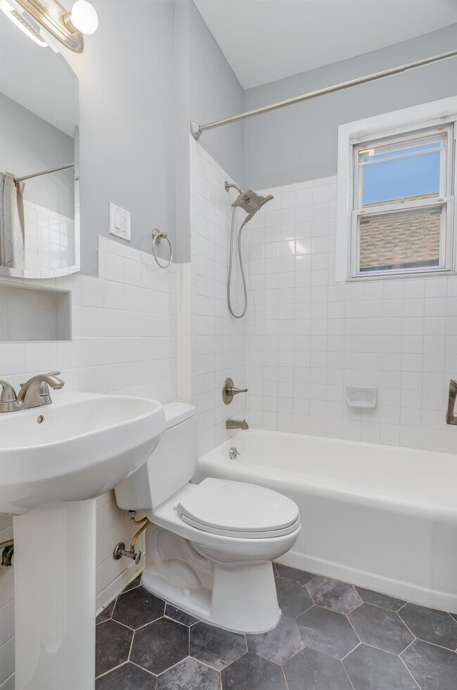 Building Photo - 86 W 27th St