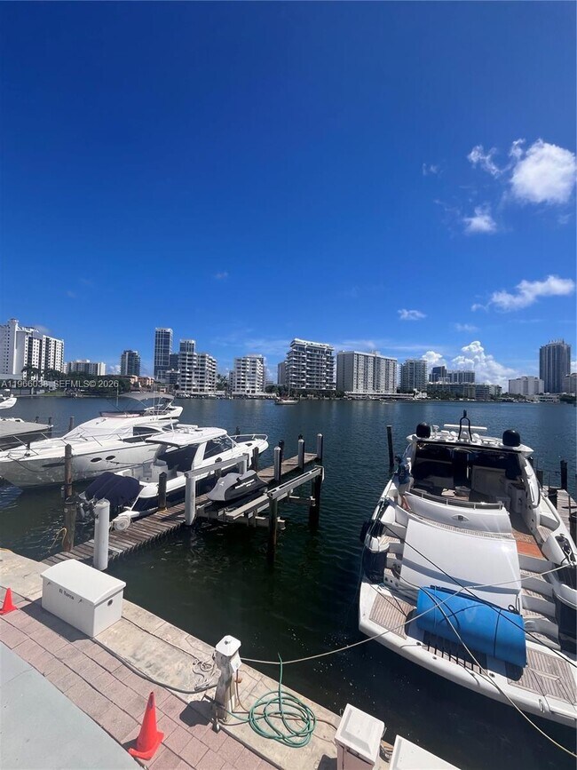 Building Photo - 900 Bay Dr