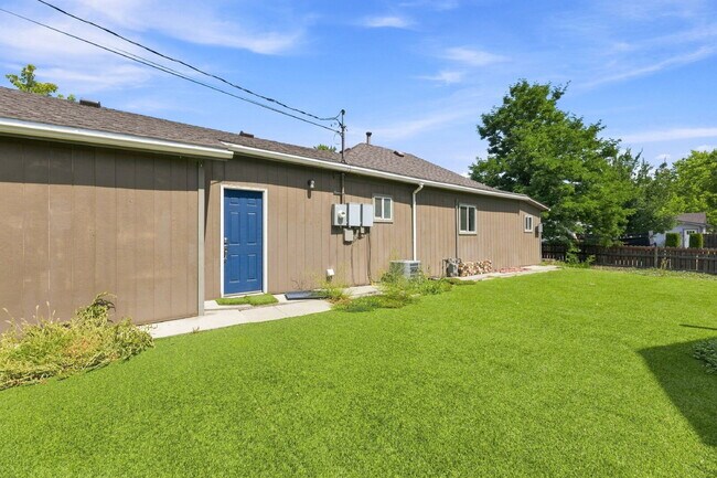 Building Photo - $2,800.95 with $300 Off the first month's rent, 3 Beds - 2 Baths, Single Family Home in Denver wi...