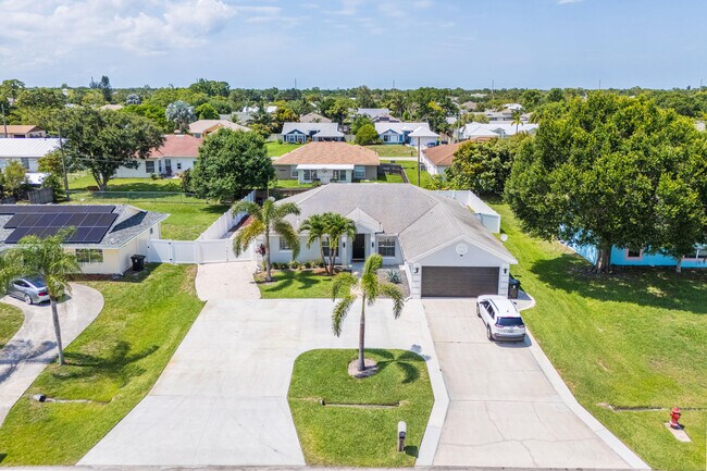 Building Photo - 249 SW Aubudon Ave