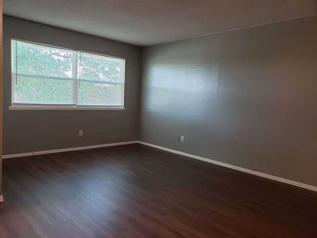 Building Photo - Beautifully remodeled 2-bedroom home in a ...