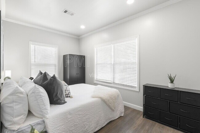 Building Photo - 1521 Preston St S