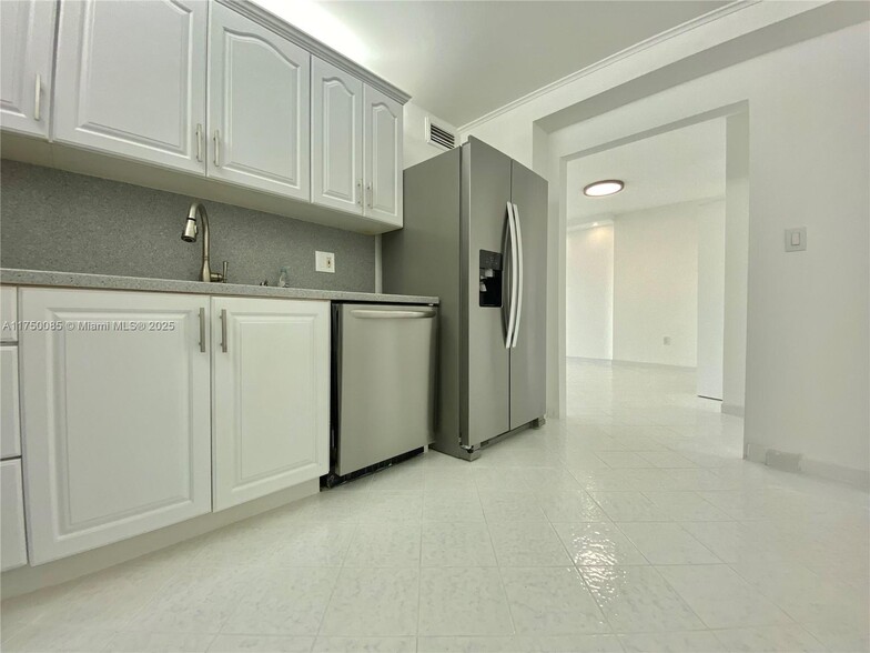 Primary Photo - 400 Kings Point Dr