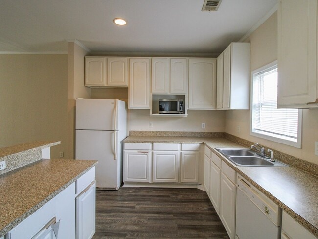 Building Photo - 122 Meadows Ln