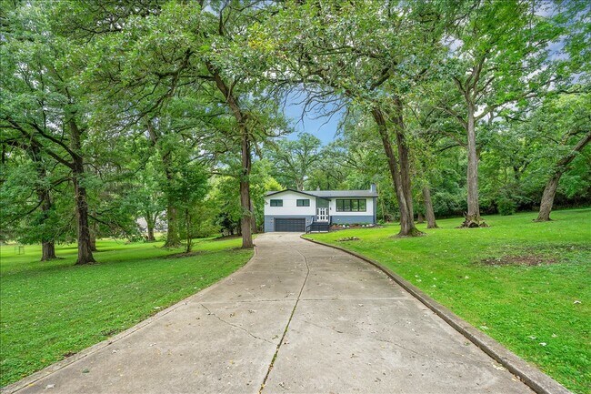 Building Photo - 1001 Oak Ln