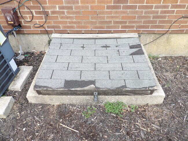 Building Photo - 902 Plaza Dr