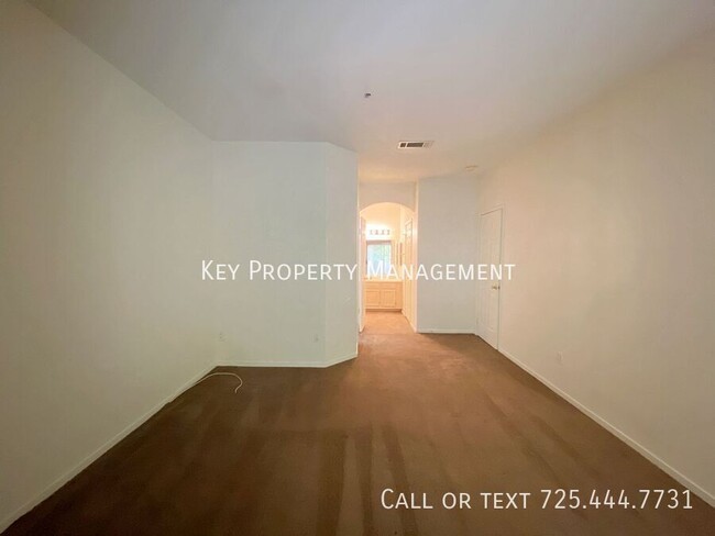 Building Photo - 2 BED 2 BATH UPSTAIRS CONDO  WITH 1 CAR GA...