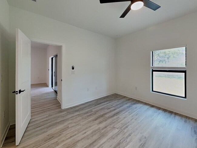 Building Photo - 1112 Bismarck Rd