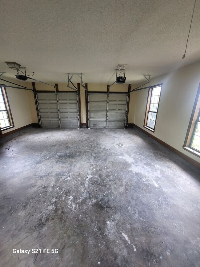 Building Photo - 3 bedroom, 2 bath home