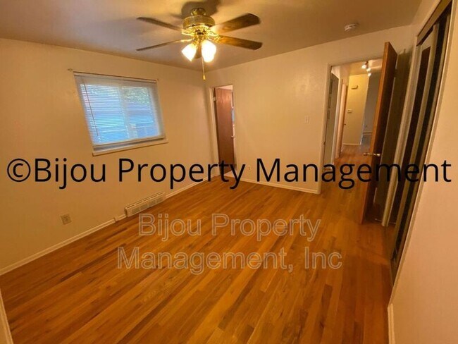 Building Photo - 916 Westmoor Dr