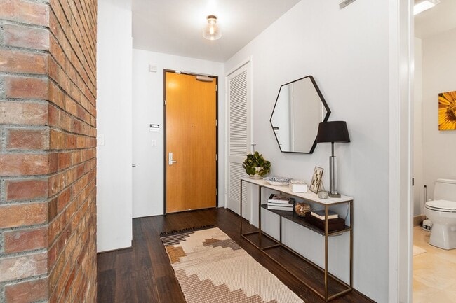 Building Photo - Modern Chic 2 bedroom at M2i