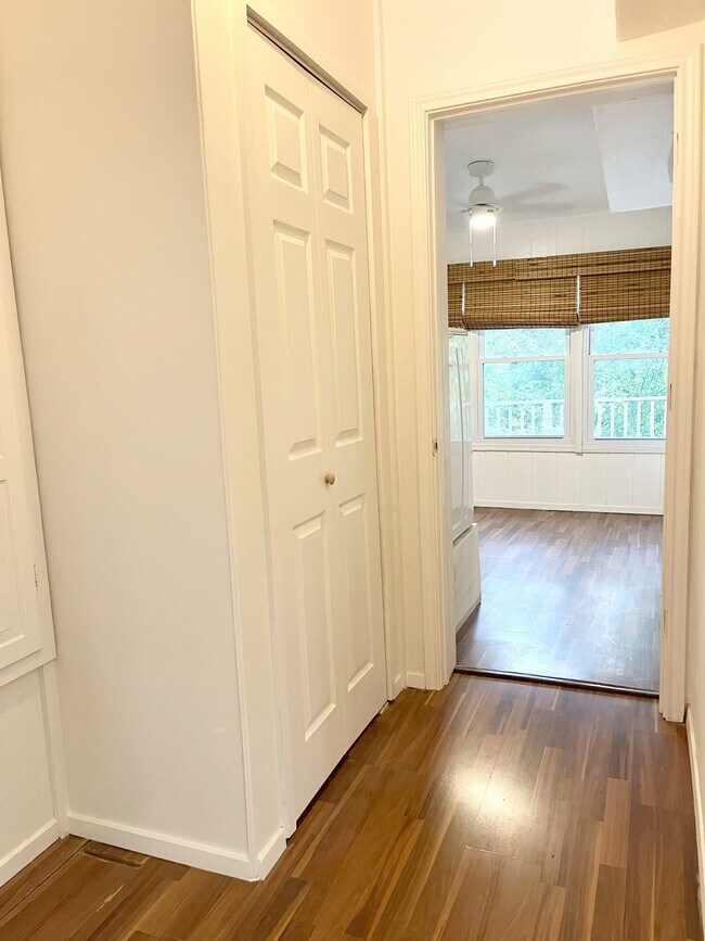 Building Photo - 9417 Aqua Dr