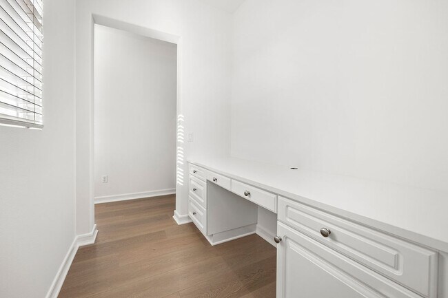 Building Photo - 2556 Pearblossom St