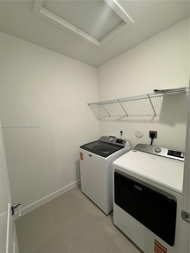 Building Photo - 196 NE 13th Ave