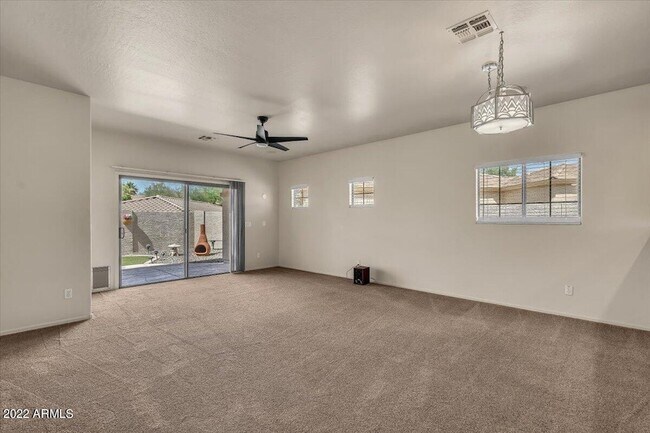 Building Photo - 902 E Madeline Dr